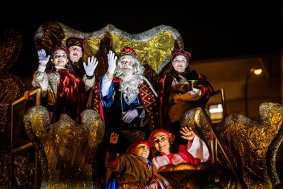 Una preciosa y colorida marcha acompañó a los Reyes Magos