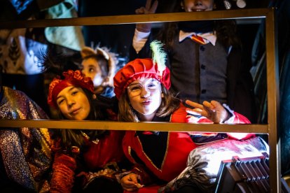Una preciosa y colorida marcha acompañó a los Reyes Magos