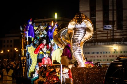 Una preciosa y colorida marcha acompañó a los Reyes Magos