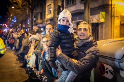Una preciosa y colorida marcha acompañó a los Reyes Magos