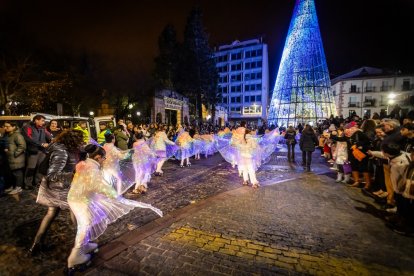 Una preciosa y colorida marcha acompañó a los Reyes Magos