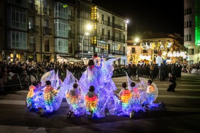 Una preciosa y colorida marcha acompañó a los Reyes Magos