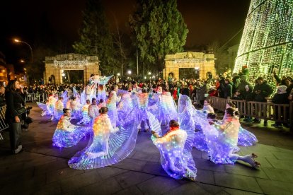 Una preciosa y colorida marcha acompañó a los Reyes Magos