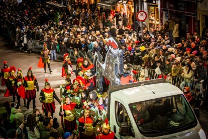 Una preciosa y colorida marcha acompañó a los Reyes Magos
