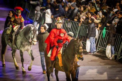 Una preciosa y colorida marcha acompañó a los Reyes Magos