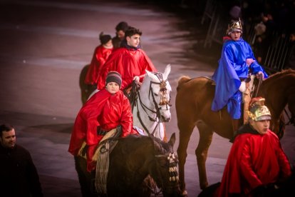 Una preciosa y colorida marcha acompañó a los Reyes Magos
