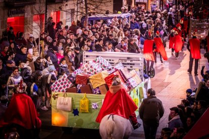 Una preciosa y colorida marcha acompañó a los Reyes Magos