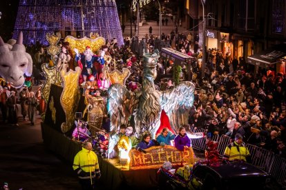 Una preciosa y colorida marcha acompañó a los Reyes Magos