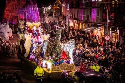 Una preciosa y colorida marcha acompañó a los Reyes Magos