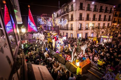 Una preciosa y colorida marcha acompañó a los Reyes Magos