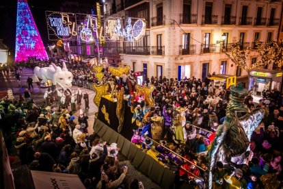 Una preciosa y colorida marcha acompañó a los Reyes Magos