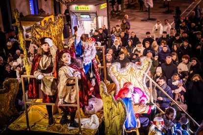 Una preciosa y colorida marcha acompañó a los Reyes Magos