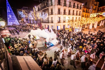 Una preciosa y colorida marcha acompañó a los Reyes Magos
