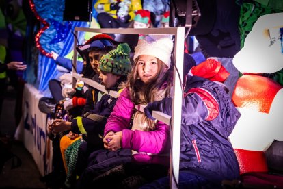 Una preciosa y colorida marcha acompañó a los Reyes Magos