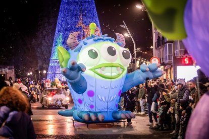 Una preciosa y colorida marcha acompañó a los Reyes Magos