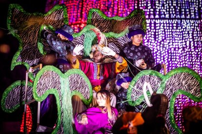 Una preciosa y colorida marcha acompañó a los Reyes Magos