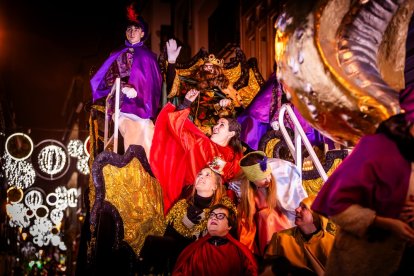 Una preciosa y colorida marcha acompañó a los Reyes Magos