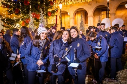 Una preciosa y colorida marcha acompañó a los Reyes Magos
