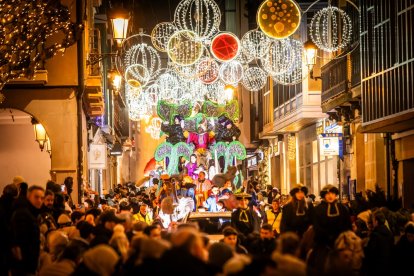 Una preciosa y colorida marcha acompañó a los Reyes Magos