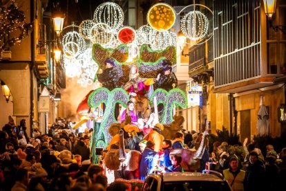 Una preciosa y colorida marcha acompañó a los Reyes Magos