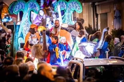 Una preciosa y colorida marcha acompañó a los Reyes Magos