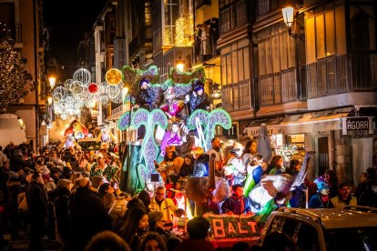Una preciosa y colorida marcha acompañó a los Reyes Magos