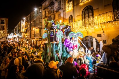 Una preciosa y colorida marcha acompañó a los Reyes Magos