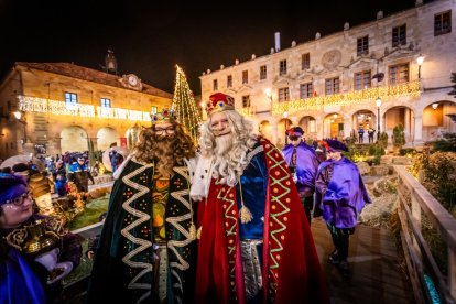Una preciosa y colorida marcha acompañó a los Reyes Magos