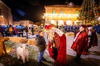Una preciosa y colorida marcha acompañó a los Reyes Magos