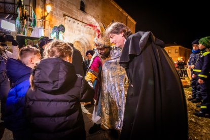 Una preciosa y colorida marcha acompañó a los Reyes Magos