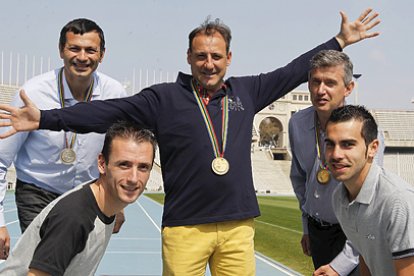 Fermín Cacho junto a otros medallistas en Barcelona 92 en las instalaciones del Estadio de Montjuic.