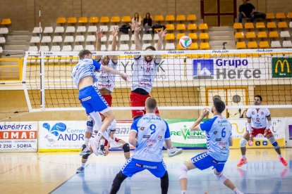 El equipo celeste vencieron en cuatro sets