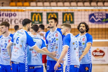 El equipo celeste vencieron en cuatro sets