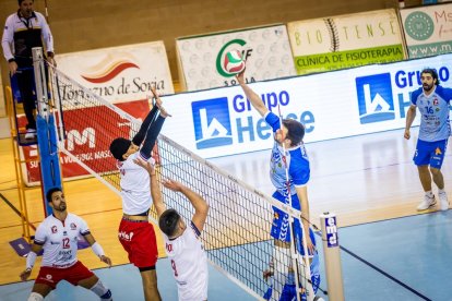 El equipo celeste vencieron en cuatro sets