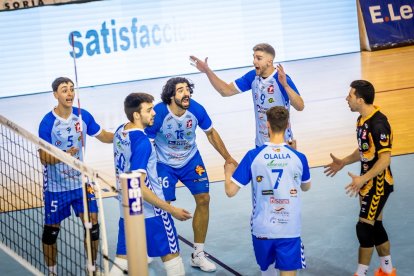 El equipo celeste vencieron en cuatro sets