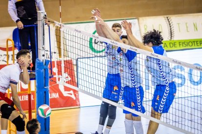 El equipo celeste vencieron en cuatro sets