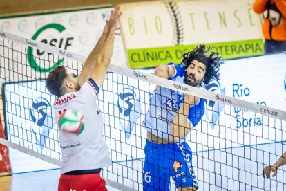 El equipo celeste vencieron en cuatro sets