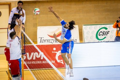 El equipo celeste vencieron en cuatro sets