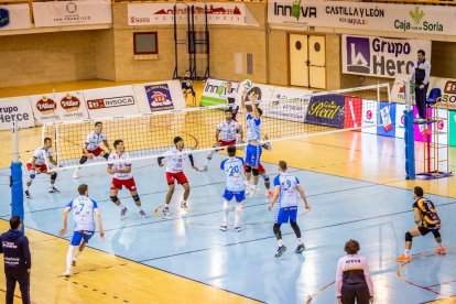 El equipo celeste vencieron en cuatro sets