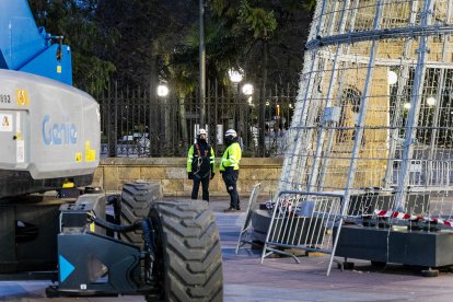 Comienzan las labores de desmontaje en la Plaza de Mariano Granados.