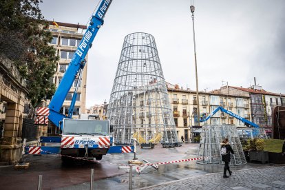 Comienzan las labores de desmontaje en la Plaza de Mariano Granados.