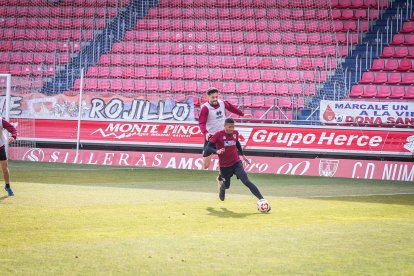 El encuentro estaba previsto a las 17.00 horas de este domingo.