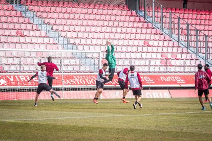 El encuentro estaba previsto a las 17.00 horas de este domingo.