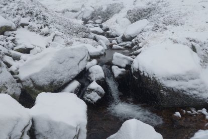 Nacimiento del Duero con nieve este domingo.