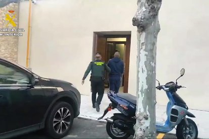 Uno de los detenidos en la operación.