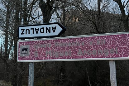 La flecha hacia Andaluz, colocada del revés.