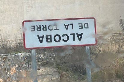 El acceso a Alcoba de la Torre, con la señal boca abajo.