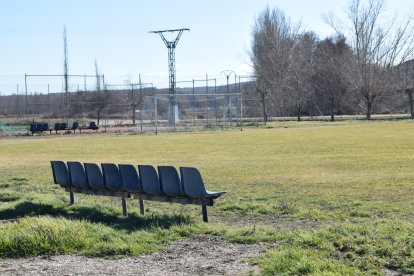 Las sillas que ocupaban el tercer anfiteatro del Camp Nou en la década de los 90 del siglo pasado en el campo de fútbol de Langa.