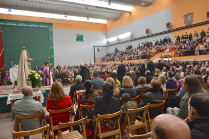Los danzantes del Paloteo de San Leonardo cambiaron esta vez la iglesia por el polideportivo.