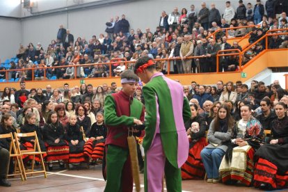 Los danzantes del Paloteo de San Leonardo cambiaron esta vez la iglesia por el polideportivo.